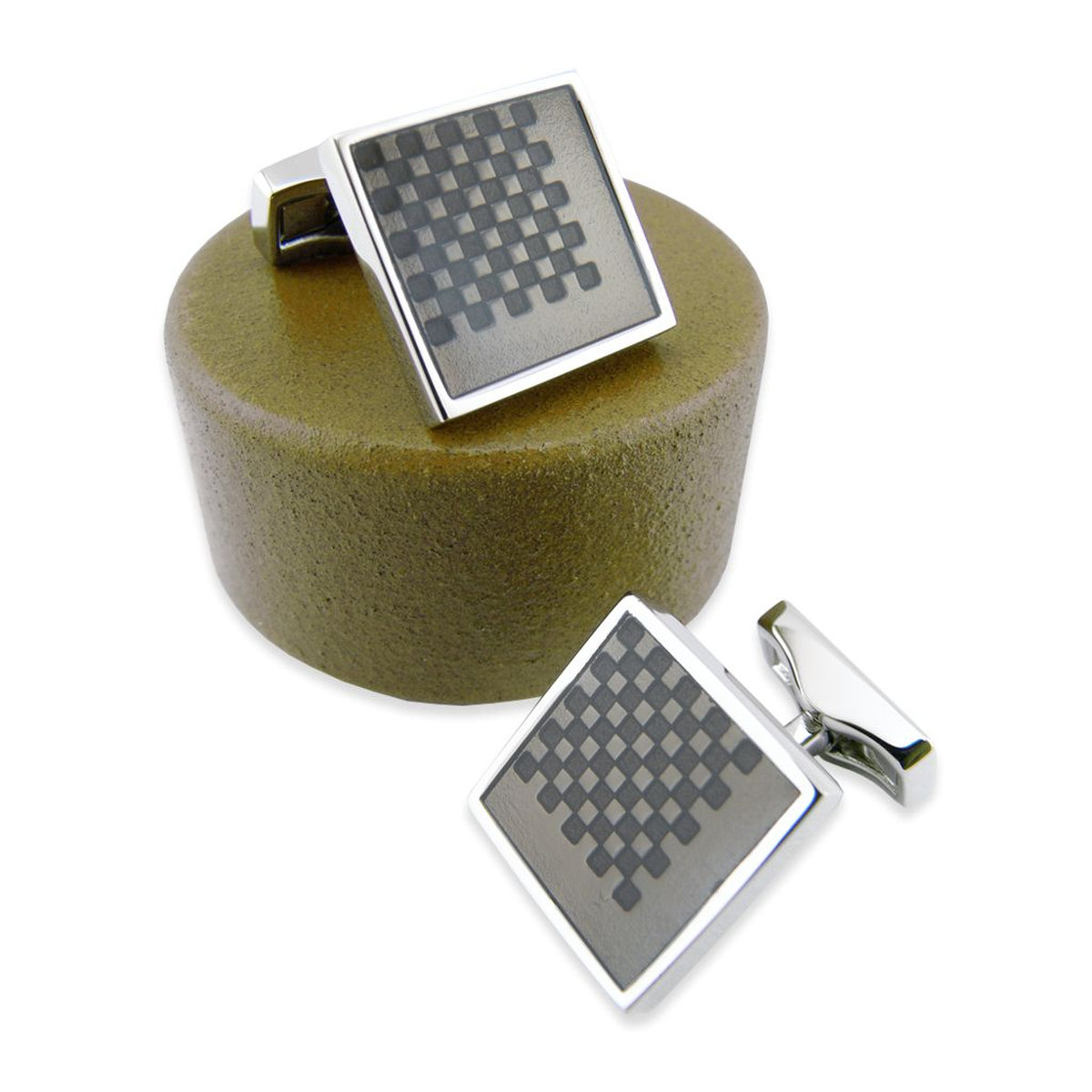 Bouton de manchette carré en émail couleur bronze et rhodium.