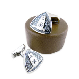 Bouton de manchette à motif crâne de boeuf et cristal sur émail gris.