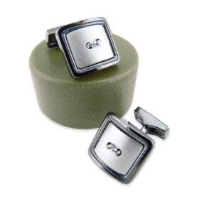 Bouton de manchette carré en métal bicolore bronze et rhodium.﻿