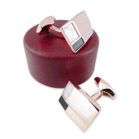 Bouton de manchette en nacre et onyx sur monture or rose.