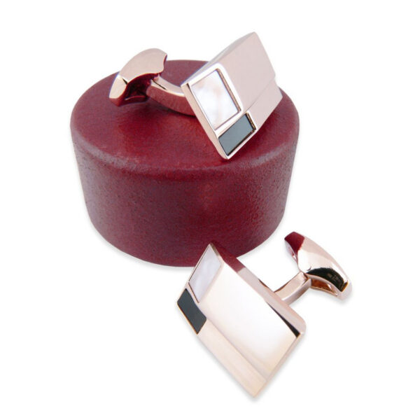 Bouton de manchette en nacre et onyx sur monture or rose.