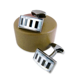 Bouton de manchette en touches de piano sur monture bronze.