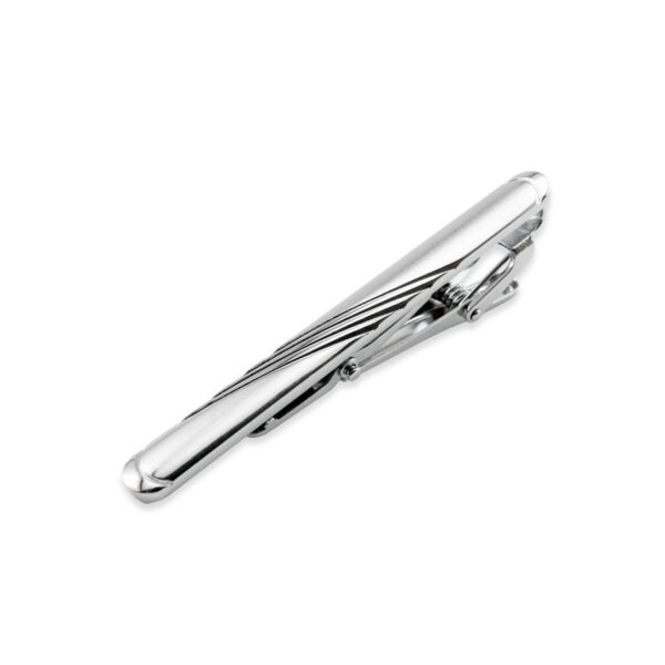 Pince à cravate en chrome strié à bouts arrondis.