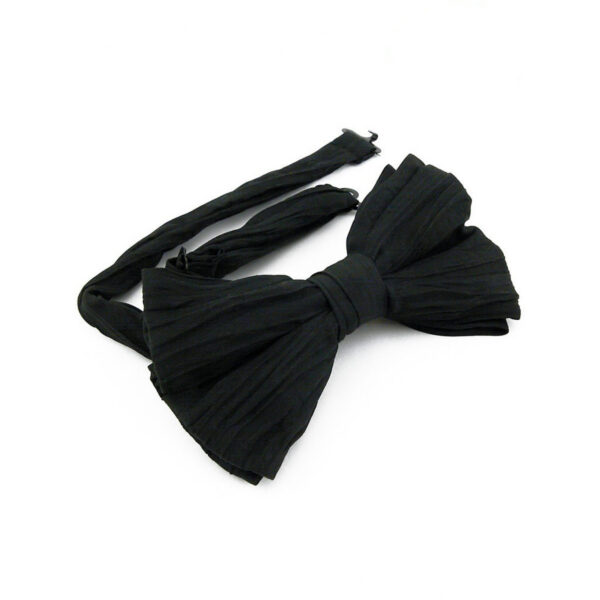 Noeud papillon noir aspect froissé