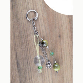 Bijou porte bonheur vert pour licol / sac
