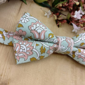 Noeud papillon double vert et rose à fleurs
