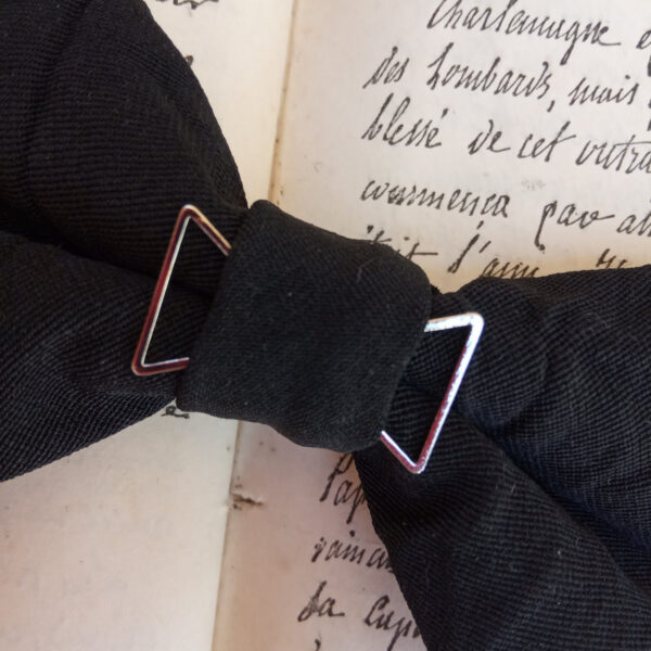 Noeud papillon noir aspect fripé