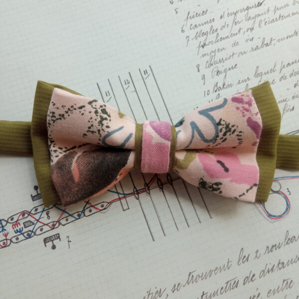 Noeud papillon vert à fleurs pour enfant