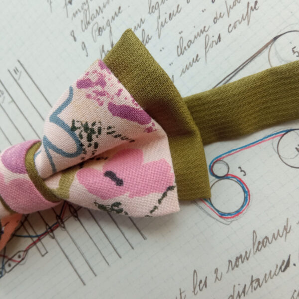 Noeud papillon vert à fleurs pour enfant
