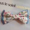 Noeud papillon Liberty rose sur fond bleu