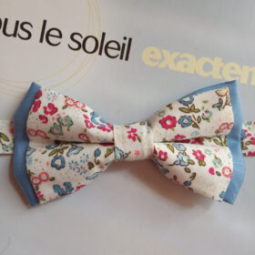 Noeud papillon Liberty rose sur fond bleu