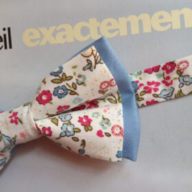 Noeud papillon Liberty rose sur fond bleu