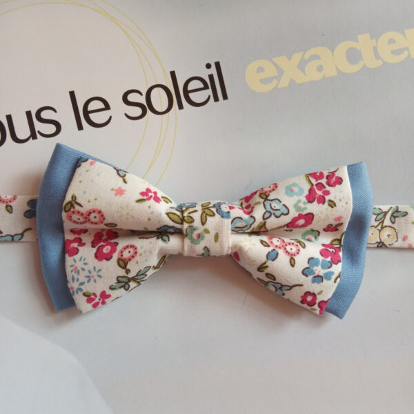 Noeud papillon enfant Liberty sur fond bleu