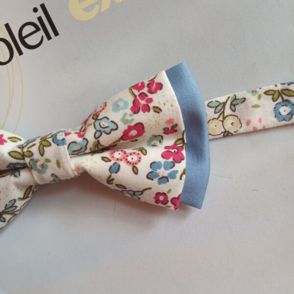 Noeud papillon enfant Liberty sur fond bleu