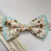 Noeud papillon petites fleurs sur fond aigue marine
