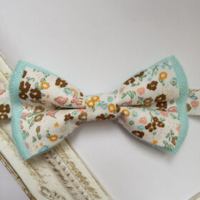 Noeud papillon petites fleurs sur fond aigue marine