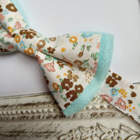 Noeud papillon petites fleurs sur fond aigue marine