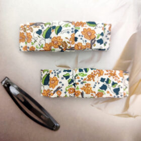 Barrette clic-clac fleurs marron clair