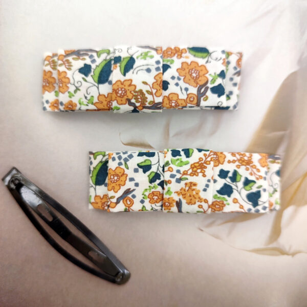 Barrette clic-clac fleurs marron clair