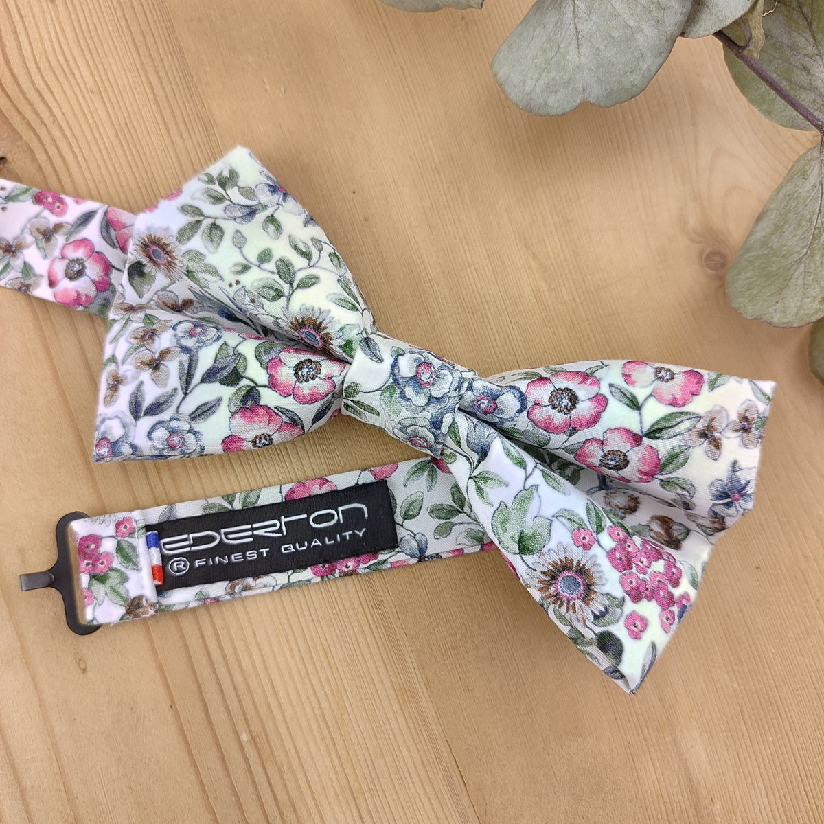 Noeud papillon rose au feuillage vert sauge