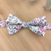 Noeud papillon rose au feuillage vert sauge