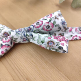 Noeud papillon rose au feuillage vert sauge