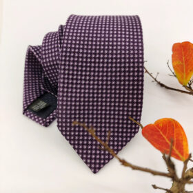 Cravate violette à motifs