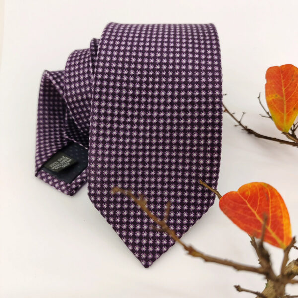 Cravate violette à motifs