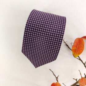 Cravate violette à motifs