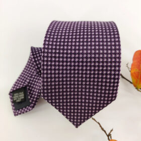 Cravate violette à motifs