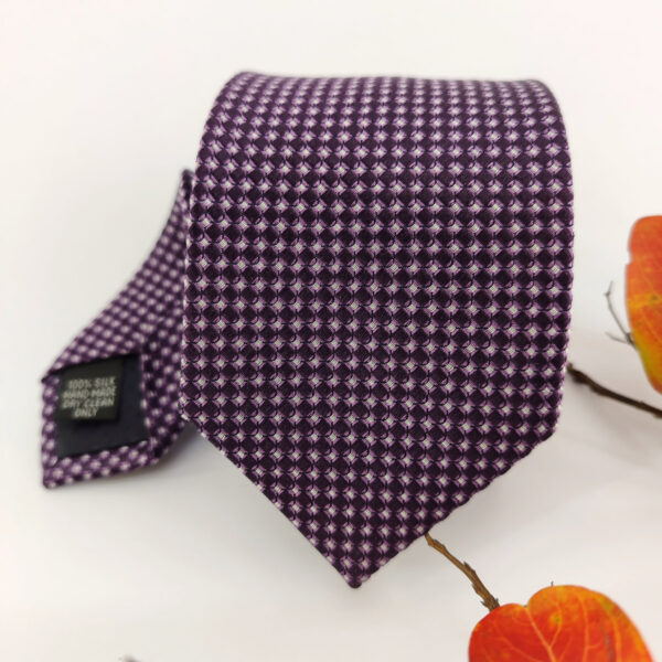 Cravate violette à motifs