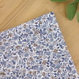 Pochette de costume à fleurs Liberty bleues