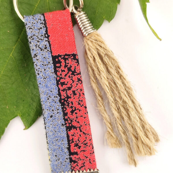 Porte clés Ethnique avec pompon ficelle de jute