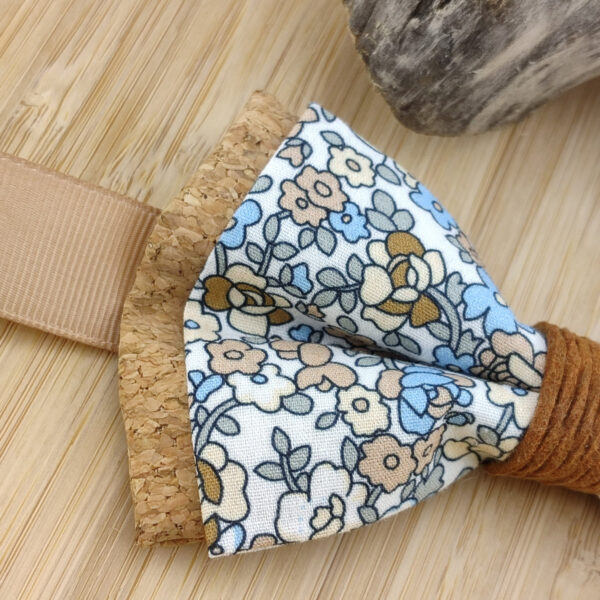 Noeud papillon en liège avec tissu fleurs camel et bleu