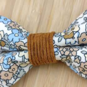Noeud papillon en liège avec tissu fleurs camel et bleu