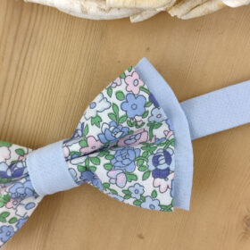 Nœud papillon à fleurs sur base bleue unie