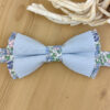 Nœud papillon bleu sur base fleurs