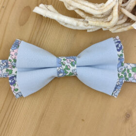 Nœud papillon bleu sur base fleurs