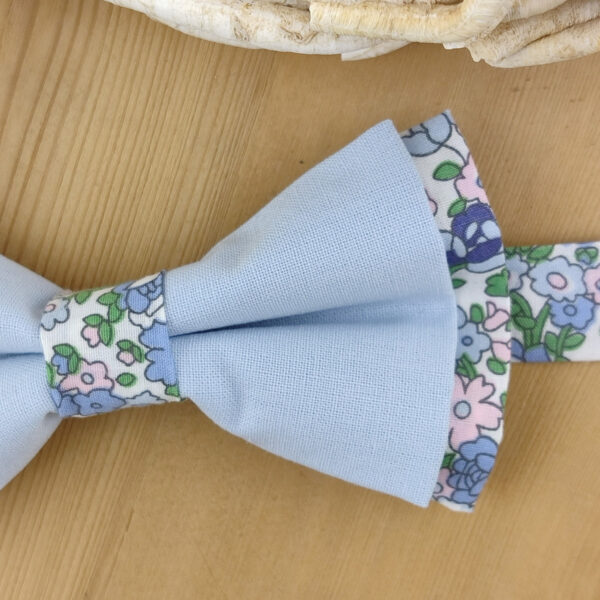 Nœud papillon bleu sur base fleurs