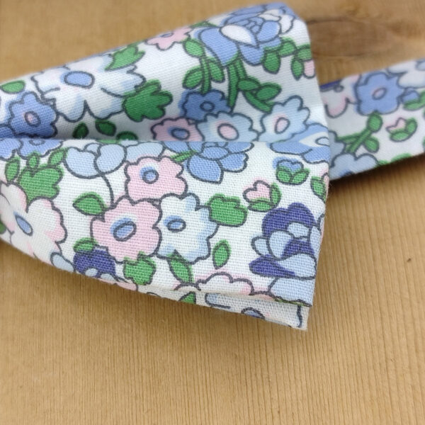 Nœud papillon double à fleurs