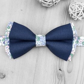 Nœud papillon bleu sur base fleurie