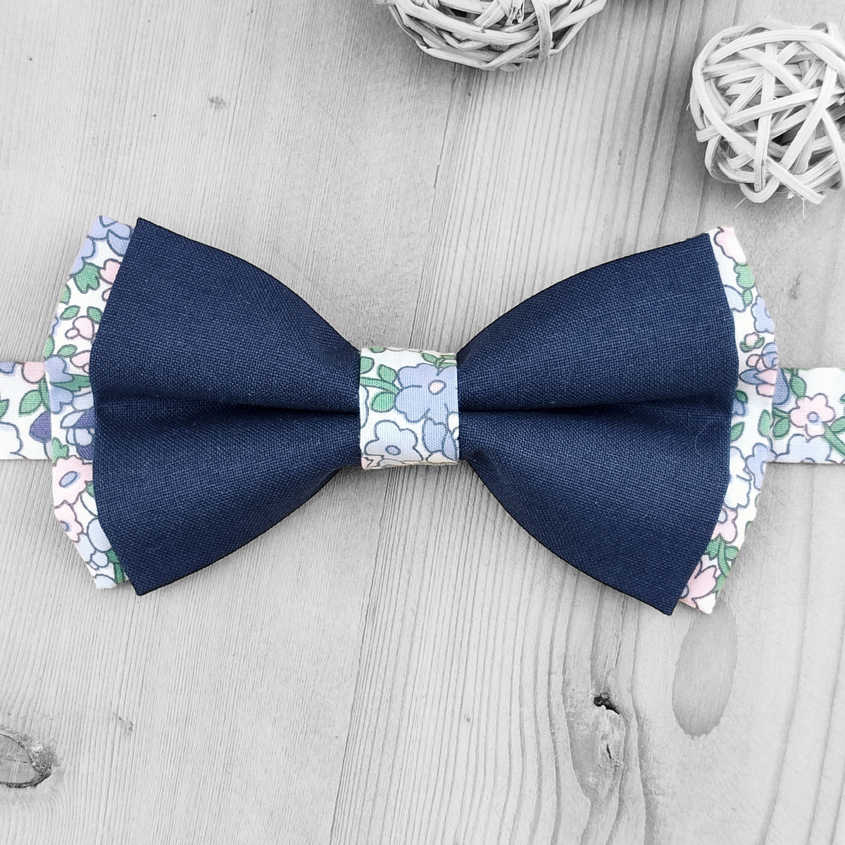 Nœud papillon bleu sur base fleurie