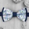 Nœud papillon à fleurs sur base bleue marine