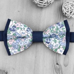 Nœud papillon à fleurs sur base bleue marine