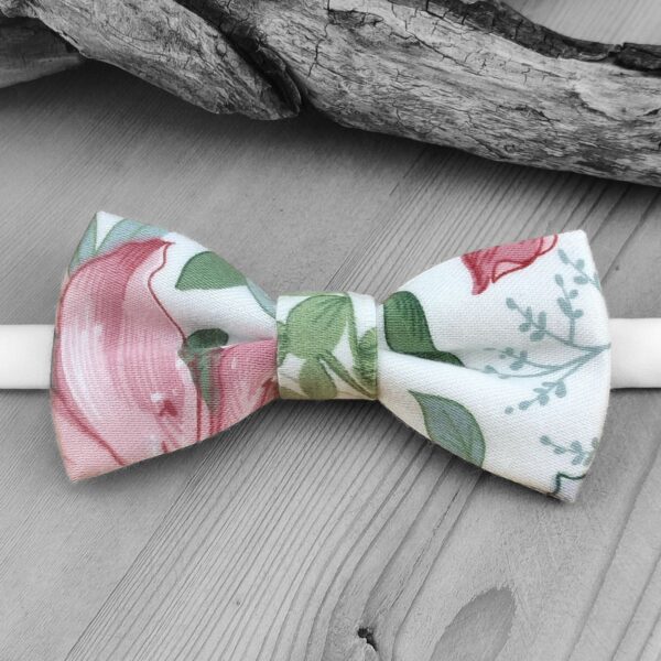 Noeud papillon fleur et feuillage