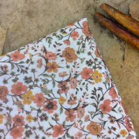 Pochette costume à fleurs orange brûlée