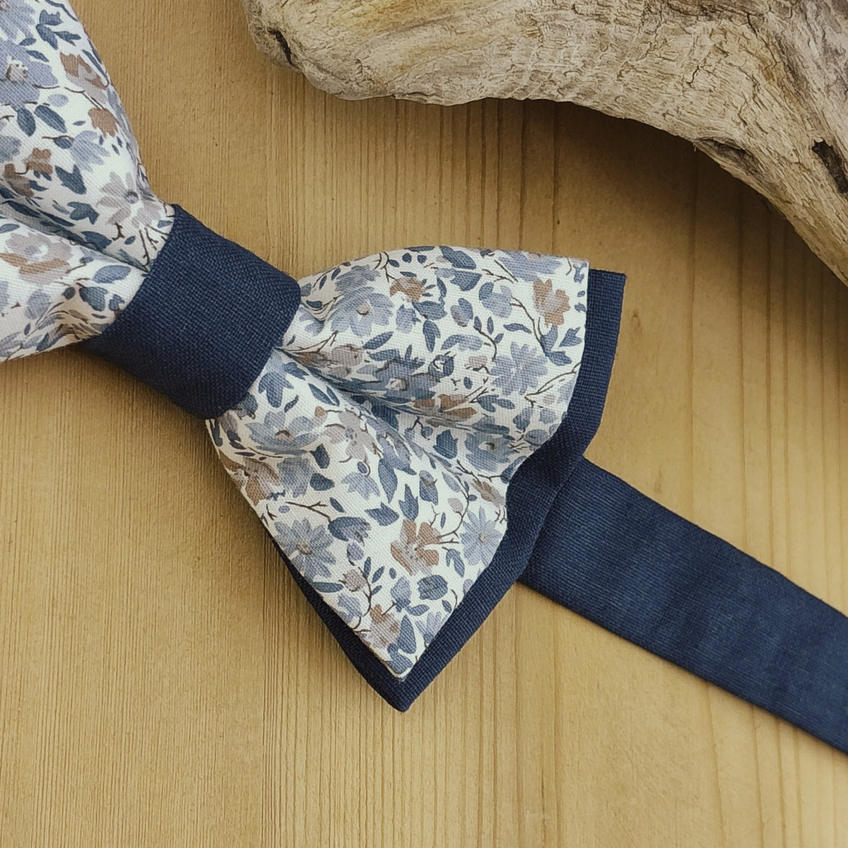 Nœud papillon Liberty bleu sur base bleu marine