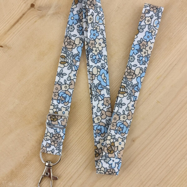 Dragonne porte badge / clés à fleurs bleues