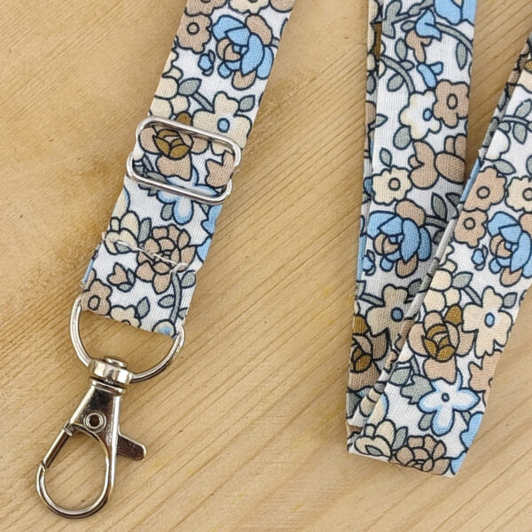 Dragonne porte badge / clés à fleurs bleues