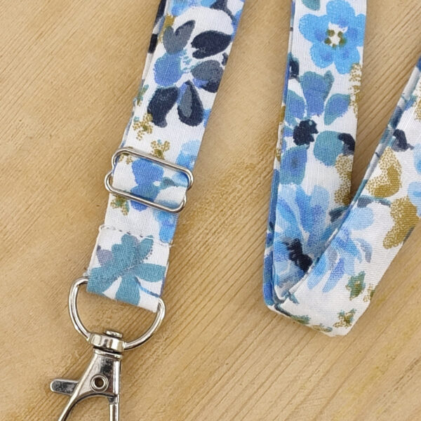 Dragonne porte badge / clés fleurs Sakura bleu